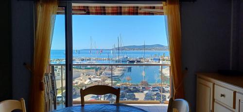 Sublime vue mer parking wifi in Frejus, France