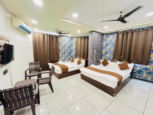 Hotel Shree Vijay I 966o9o1oo6 just 100mtr from temple 1min away in Nathdwara, India