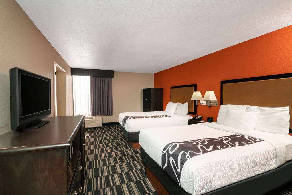La Quinta Inn & Suites by Wyndham Memphis Airport Graceland - photo 34
