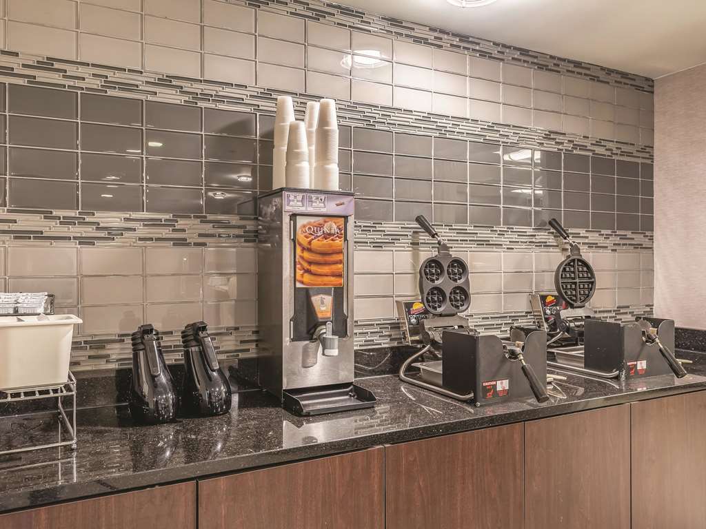 La Quinta Inn & Suites by Wyndham Columbia Fort Meade - photo 39