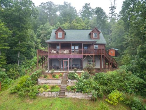 Blue Bear Cabin Hot Tub 3 BR AVL Area Mountain Views Gas Fireplace — 4-Star Luxury Hotel in Black Mountain, United States