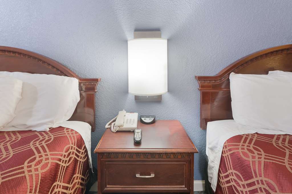 Econo Lodge Thomaston - photo 15