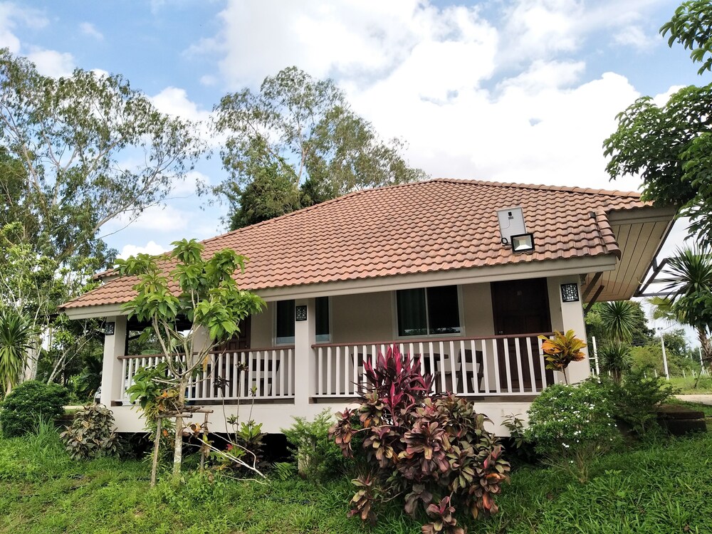 Pirom Lake And Resort in Si Maha Phot, Thailand