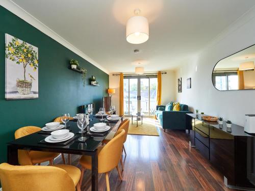 Cosy Emerald Suite Two Story Duplex Apartment Balcony Contractors Family City Centre Broadway Plaza Five Ways Sleeps 6 — 4-Star Luxury Hotel in Birmingham, United Kingdom