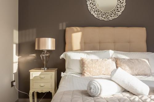 Sugar Reef A Fantastic Modern House with Garden Free Parking for 2 cars Electric Vehicle Point Whitby Beach Shops Bars Restaurants just a 10 minute walk away Maximum Occupancy 4 Guests