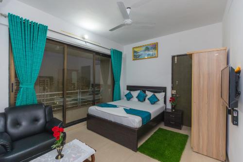Aristo Room Apartment Homestay near Kokilaben Dhirubai Ambani Hospital for family only