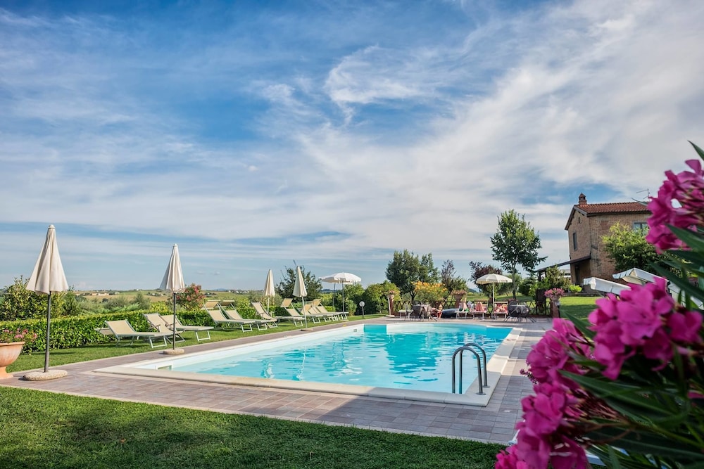 Agriturismo San Francesco — 4-Star Luxury Hotel in Castiglion Fiorentino, Italy