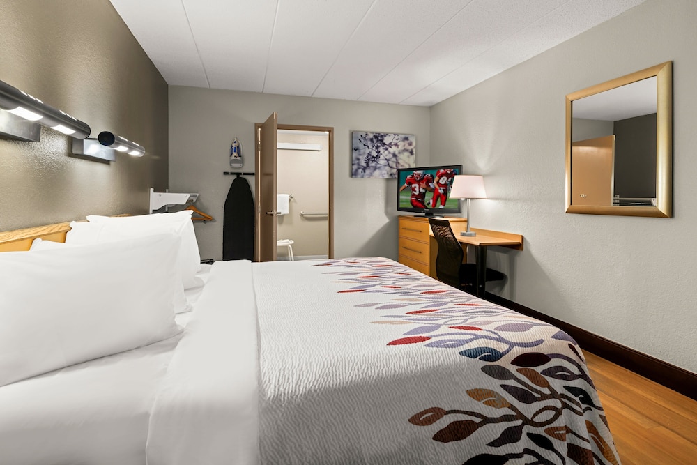 Red Roof Inn Salem - photo 11
