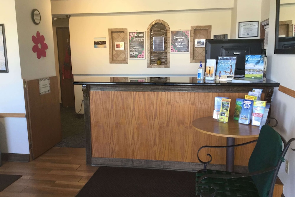 Super 8 by Wyndham Petoskey - photo 3