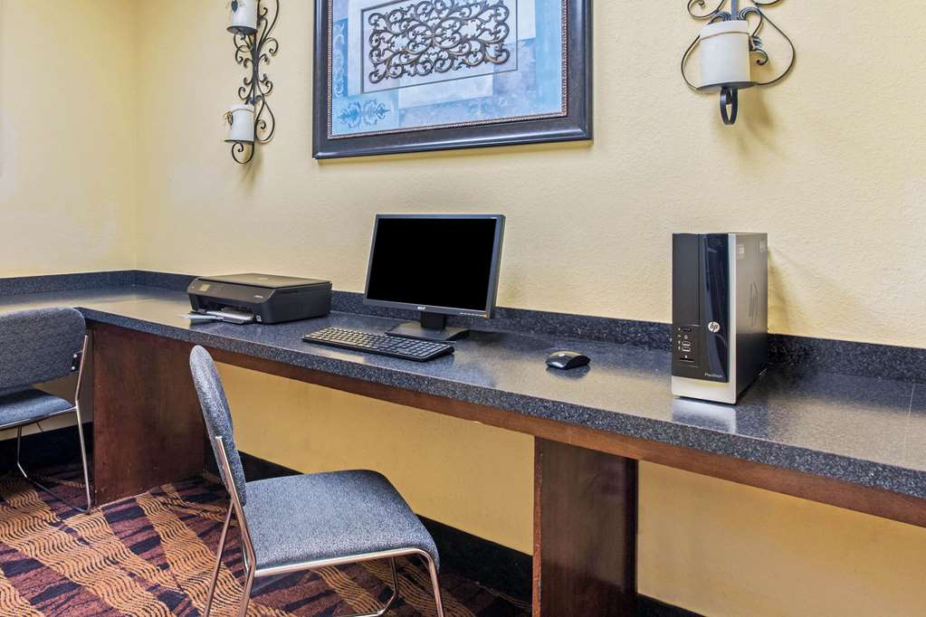 La Quinta Inn & Suites by Wyndham Mobile Satsuma Saraland - photo 37