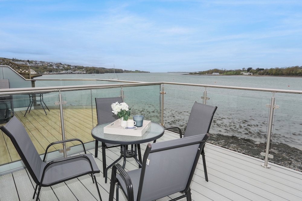 Waters Edge Ymyl Y Dwr — hotel in Y Felinheli