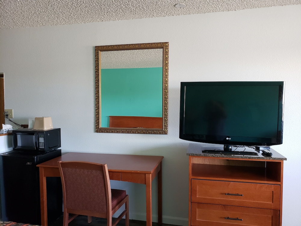 Oasis Inn & Suites - photo 9