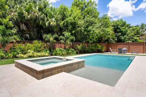 Sun filled cottage with pool walk to beach — 4-Star Luxury Hotel in Sarasota, United States