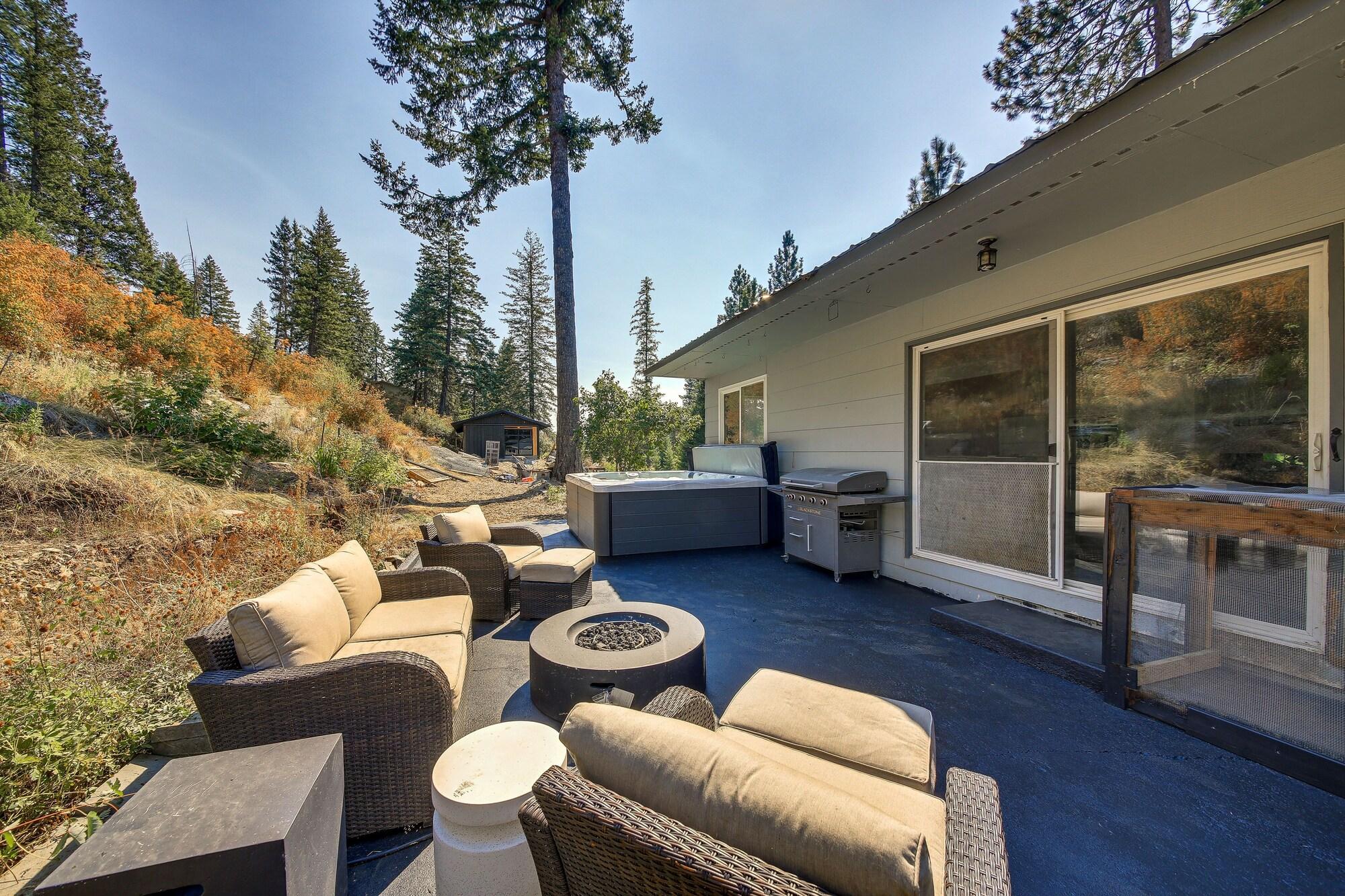 Chic Idaho Retreat w Hot Tub Grill & Pool Table in Dover, United States