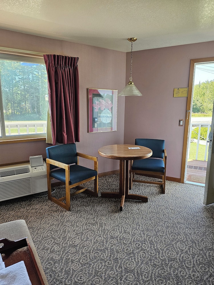 Travelodge by Wyndham Mackinaw City - photo 7