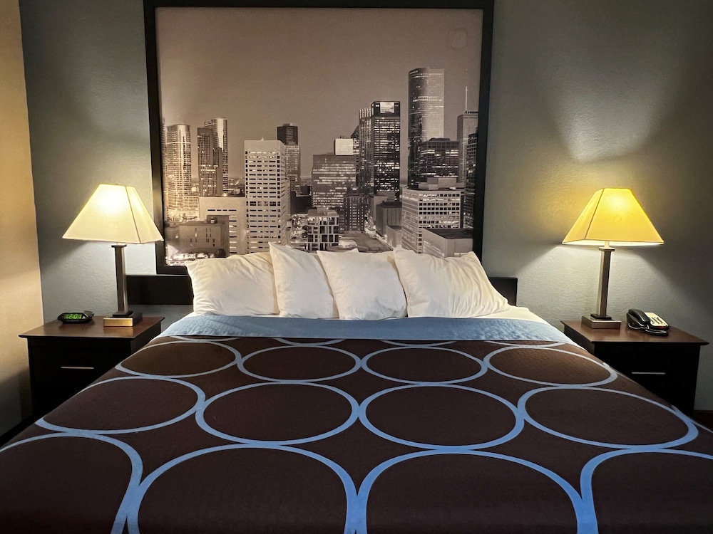 Super 8 by Wyndham Center - photo 11