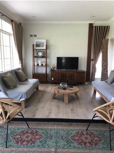 Super Wonderful 5 bedrooms with Bathroom Villa Marion Tomohon — 5-Star Luxury Hotel in Tomohon, Indonesia