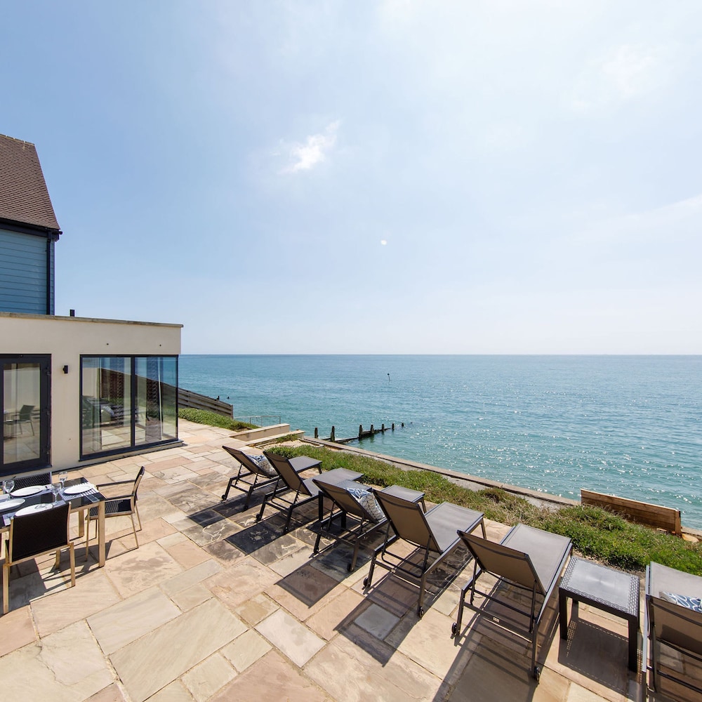 The Sea House Ultimate Seafront Living & Sunsets — 4-Star Luxury Hotel in Selsey, United Kingdom