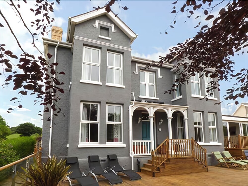 Bryn Berwyn — 4-Star Luxury Hotel in Cardigan, United Kingdom