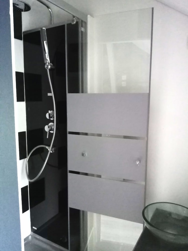 Petit Studio Mansarde 2 Personnes — hotel in Neuilly-Sur-Seine