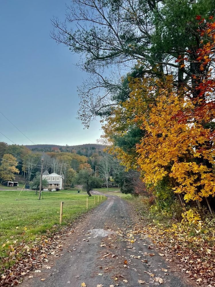 The Haüs Windham Spacious Suites Hot Tub Mountain Views in Windham, United States