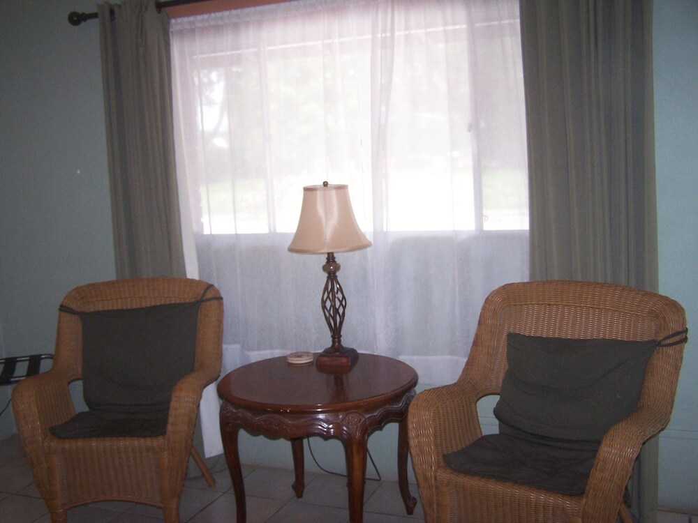 Blanco County Inn - photo 3