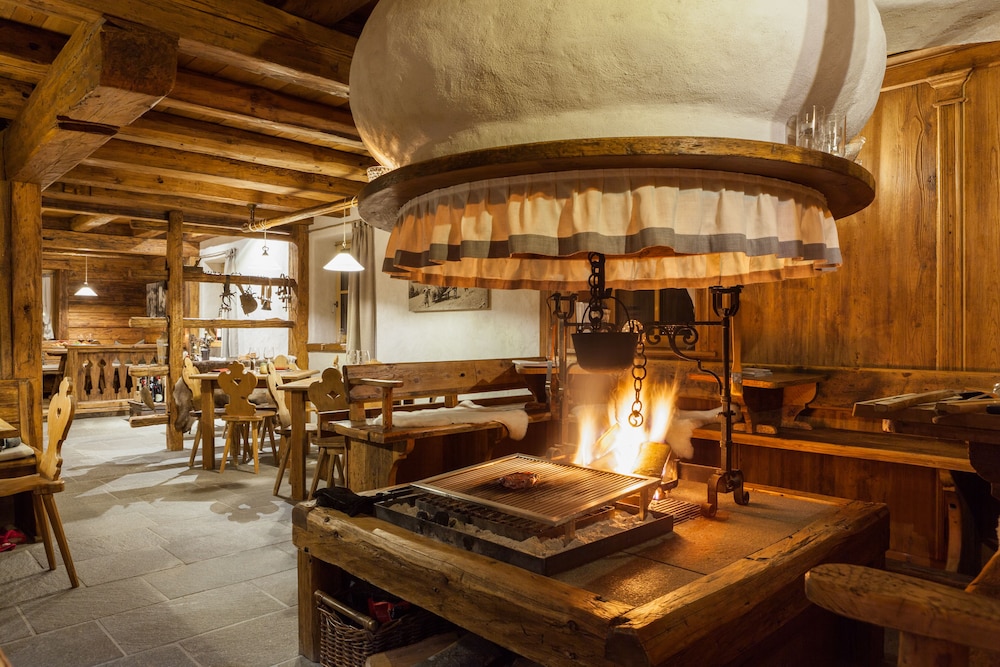 Chalet Hôtel Borgo Eibn Mountain Lodge — 5-Star Luxury Hotel in Sauris Di Sotto, Italy