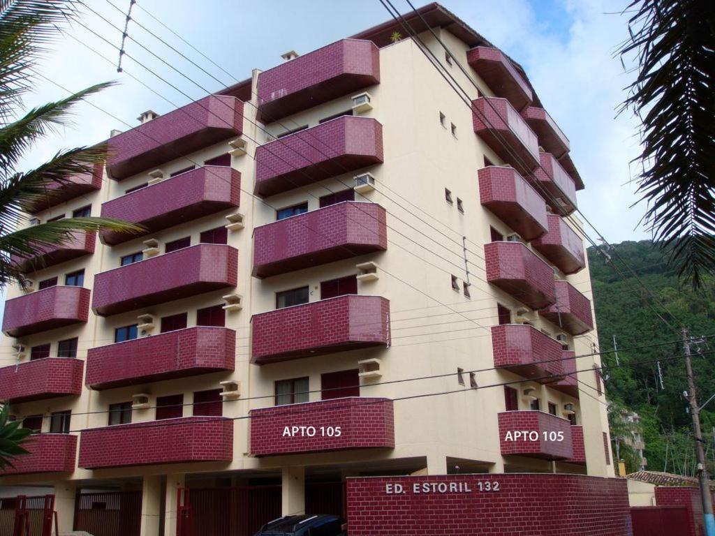 Apartamento espaçoso com ar condicionado e Wi fi a 100 metros da praia Edifício Estoril — 4-Star Luxury Hotel in Ubatuba, Brasil