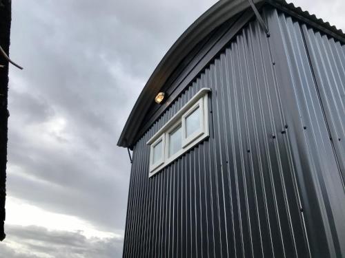 Sheelin Huts Blue Hot tub available From 1st April until 1st November