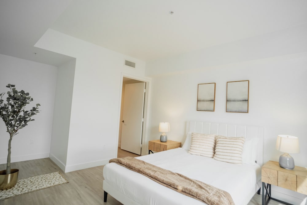 Chic Urban Retreat in Heart of LA - photo 13