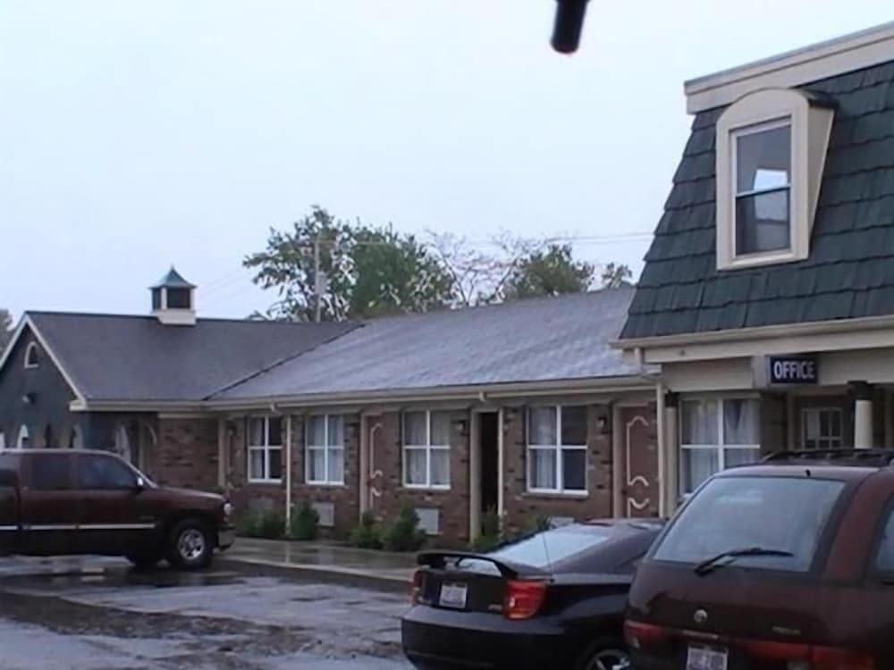Hometown Inn Galion - photo 19