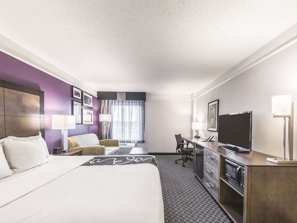 La Quinta Inn & Suites by Wyndham Cincinnati Sharonville - photo 17