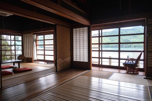 Traditional Japanese lifestyle with sea view MASUNOYA 築76年古民家 益の家 — hotel in Owase