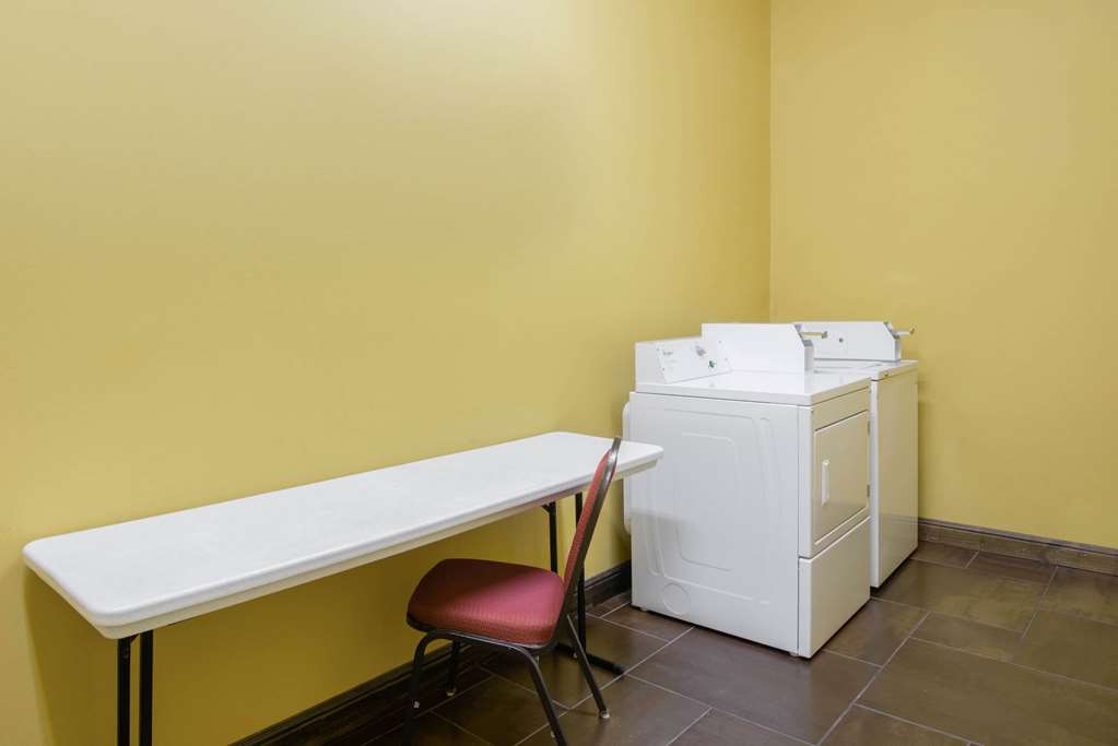 La Quinta Inn & Suites by Wyndham Eastland - photo 56