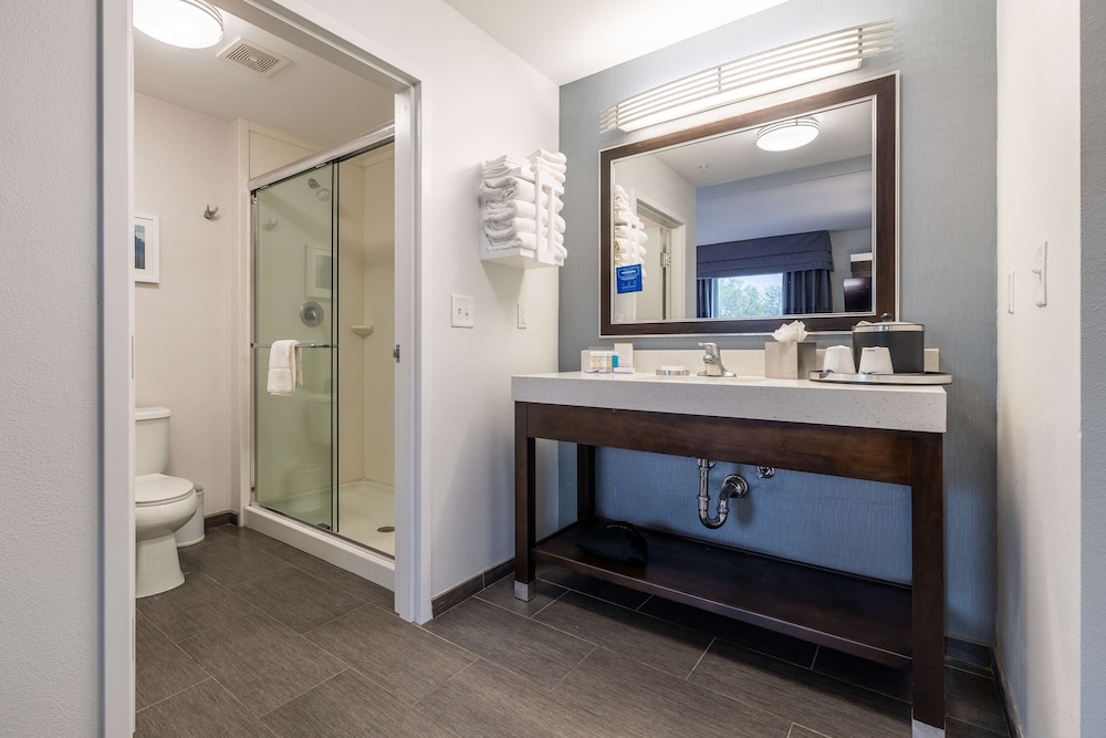 Hampton Inn & Suites Greensboro Coliseum Area - photo 38