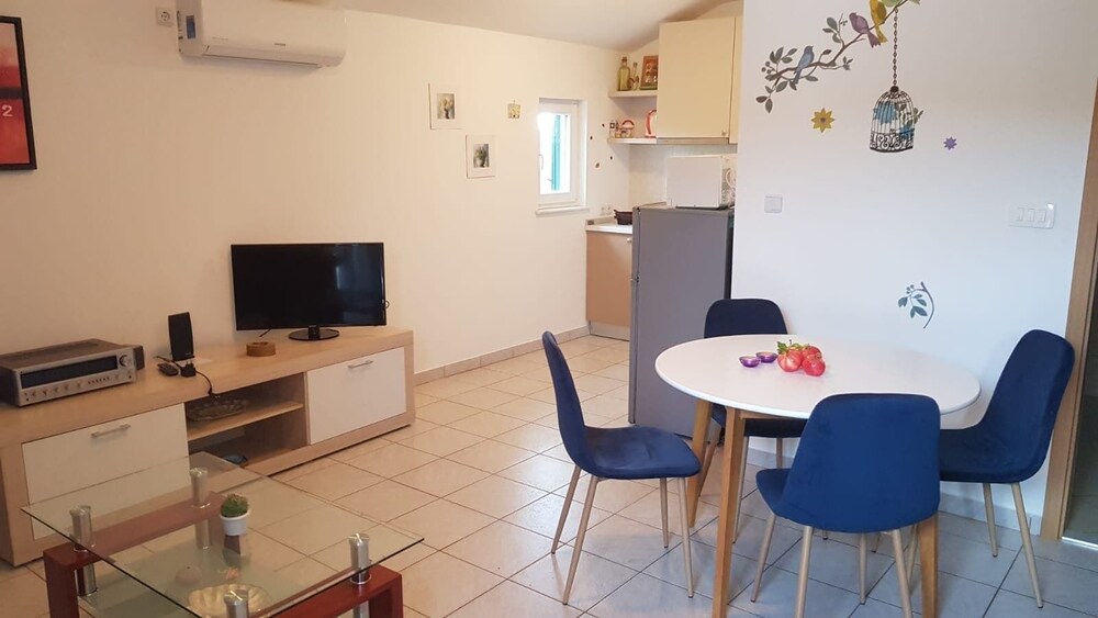 Holiday apartment in Tribunj with balcony air conditioning WiFi washing machine 5040 1 — 4-Star Luxury Hotel in Tribunj, Croatia