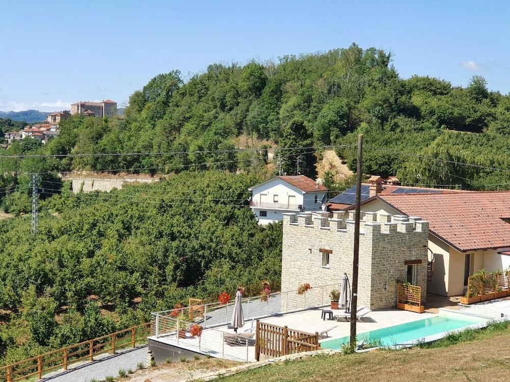 Villa Alta Langa — 4-Star Luxury Hotel in Cravanzana, Italy
