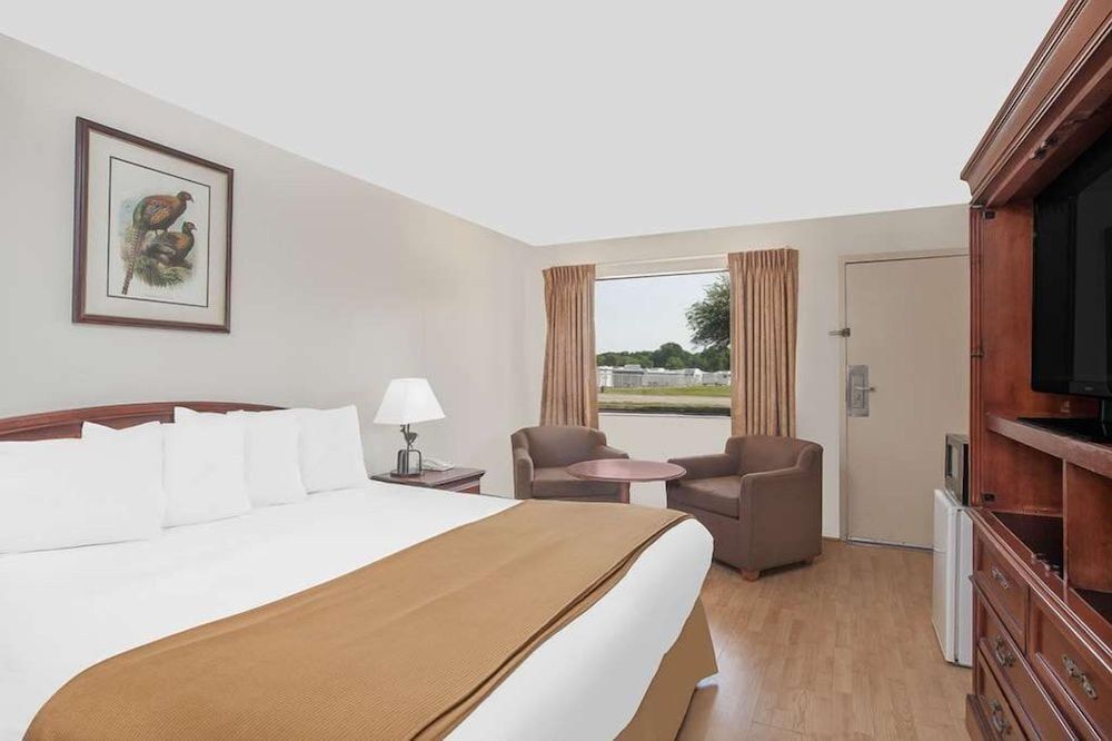 Courtyard Hotel & Event Center - photo 16