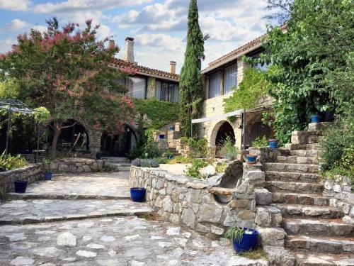 Maison accueillante à Saint André de Cruzières avec piscine partagée — 4-Star Luxury Hotel in La Tour, France
