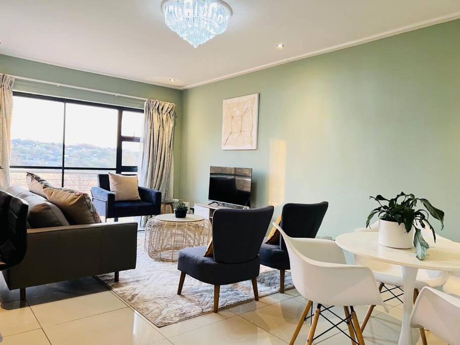Cozy Self Catering Apartment with Golf Course Views Jackal Creek Golf Estate — 4-Star Luxury Hotel in Roodepoort, South Africa
