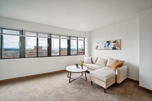 PP 1306 Modern Corporate 1br pool Gym — 4-Star Luxury Hotel in Harrisburg, United States