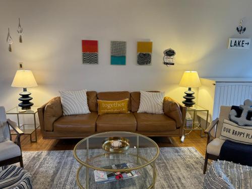 Newly Remodeled Mid Century Modern Lake Condo — 4-Star Luxury Hotel in Lake Geneva, United States
