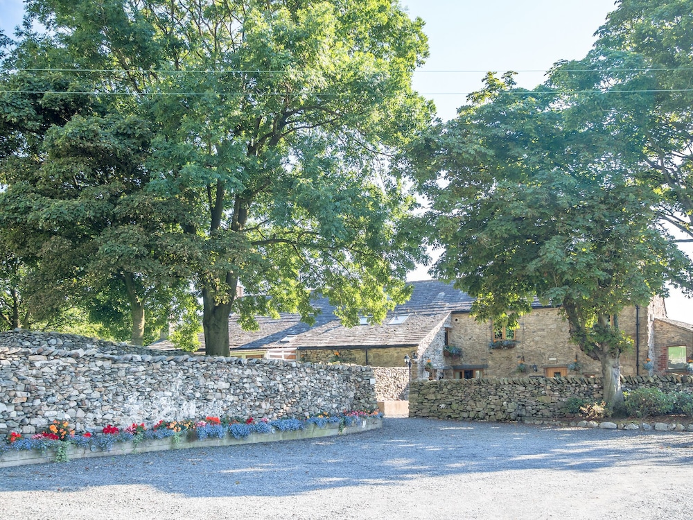 The Wayside and Whisky Barn — 4-Star Luxury Hotel in Millom, United Kingdom
