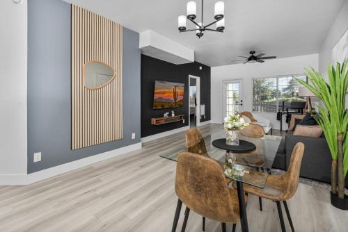 Comfy 2BR Pool Yoga Rm Gym Cabanas BBQ Prkng — 4-Star Luxury Hotel in Scottsdale, United States