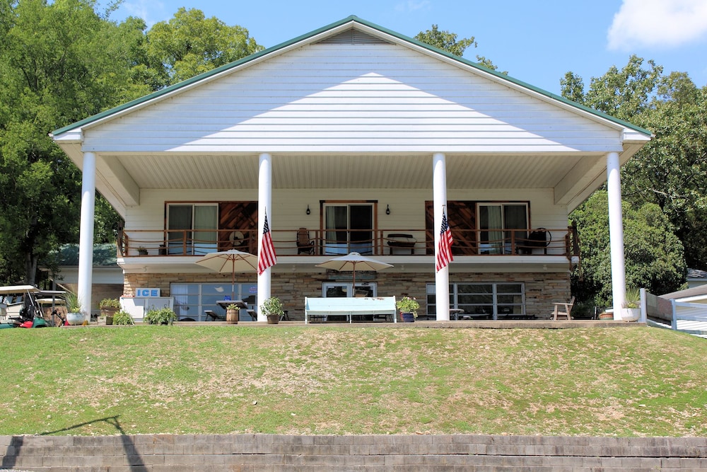 Lynnhurst Family Resort - carbon neutral hotel in Murray