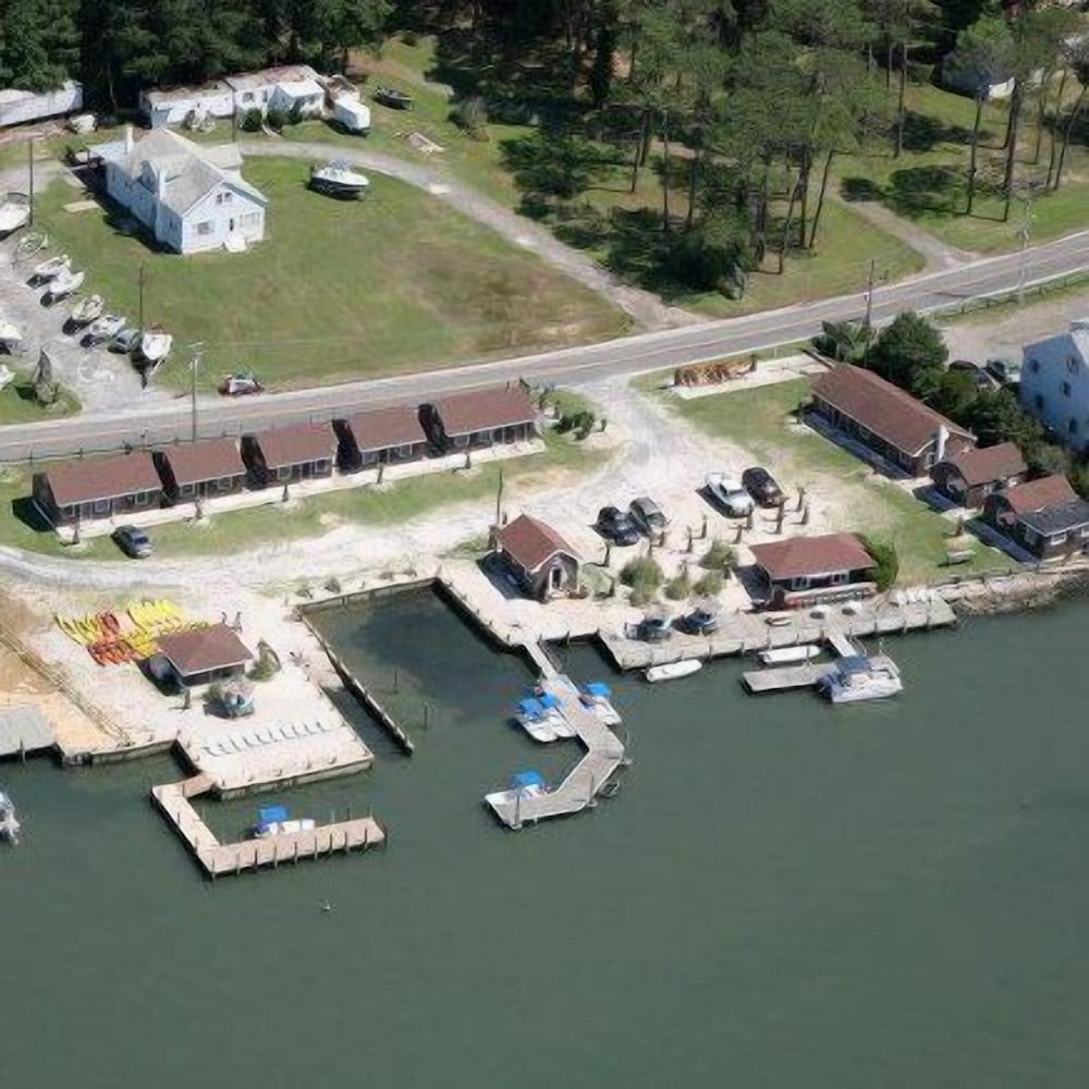 Snug Harbor Marina and Hotel - photo 36