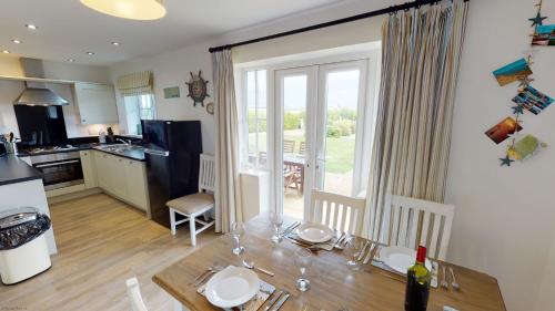 Brigg End View The Bay 2 bedrooms with ensuites balcony with sea view parking 2 dogs welcome