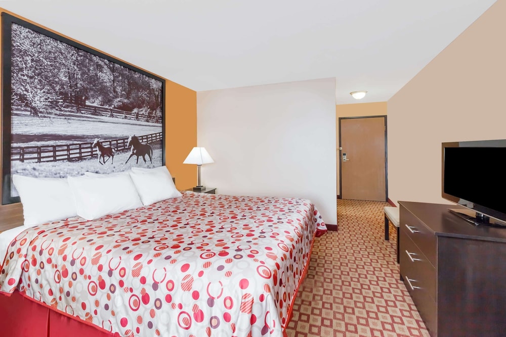 Super 8 by Wyndham Bowling Green South - photo 8