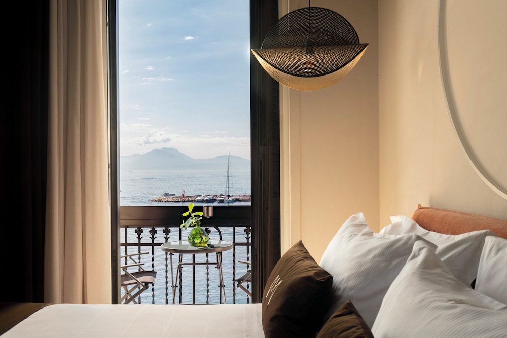 Demetra Luxury Suites — 4-Star Luxury Hotel in Naples, Italy