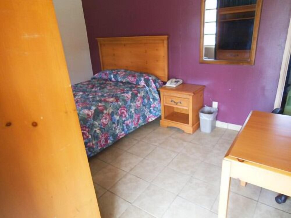 Relax Inn Franklin - photo 12